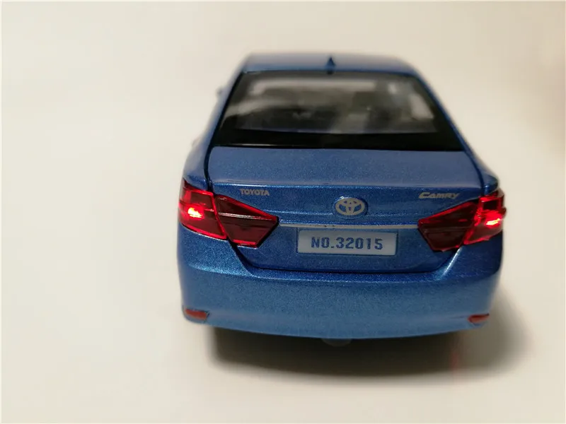 Новинка 1:32 игрушечная машинка Toyota Camry литая под давлением модель автомобиля Миниатюрная модель звуковая и светильник Модель автомобиля игрушки для детей