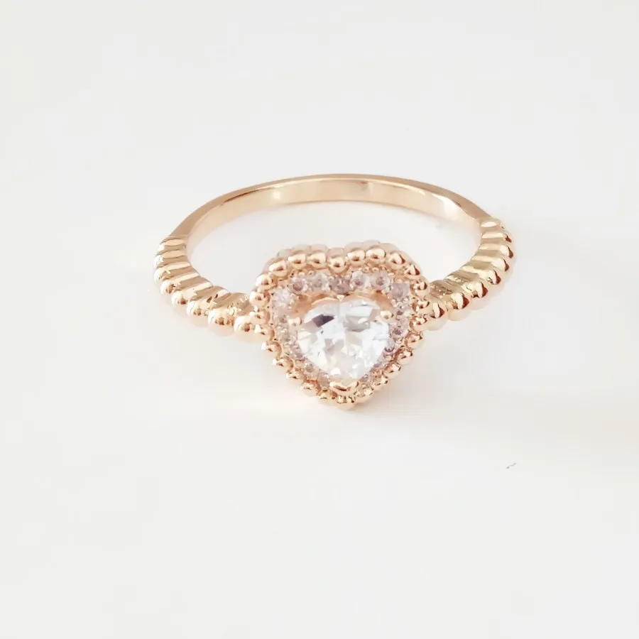 Женское кольцо с фианитом золотого цвета кубическим цирконием в форме сердца 585 |