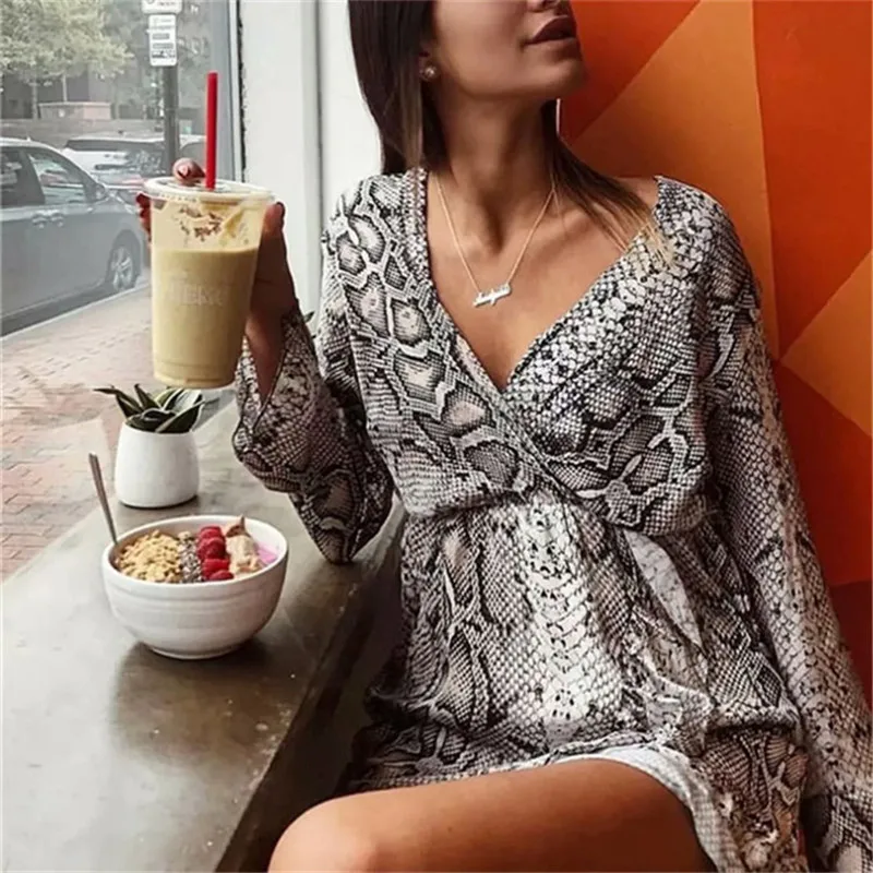 Женское платье со змеиным принтом и оборками осеннее с v-образным вырезом