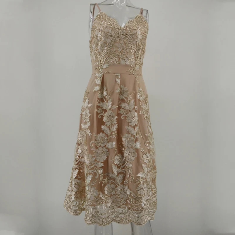 Женское пляжное платье с открытыми плечами белое ажурное глубоким V-образным