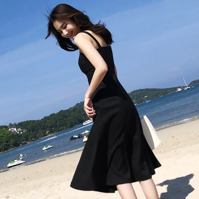 Женское однобортное платье на бретельках облегающее средней длины с вырезом