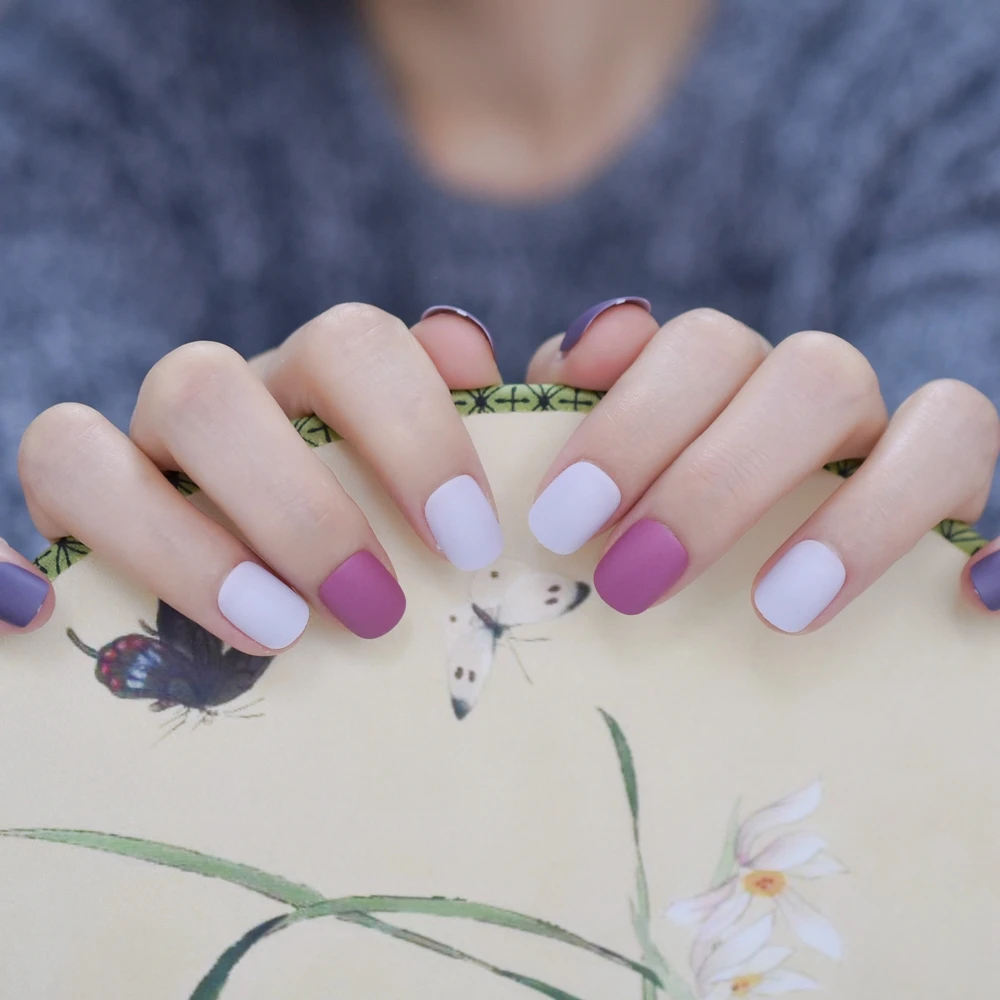 Короткие матовые накладные ногти искусственные смешанные фиолетовые для салона