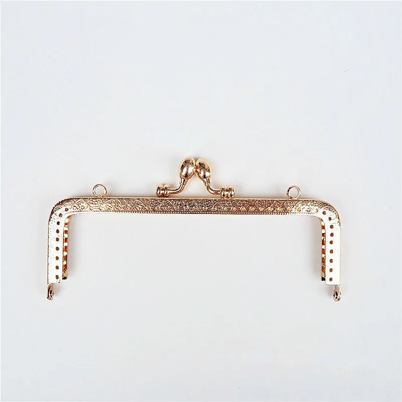 Женский прямоугольный кошелек золотистого цвета с металлической рамкой и