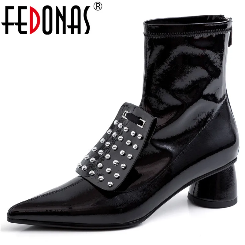 Женские ботинки Челси FEDONAS черные теплые на молнии из лаковой кожи необычном