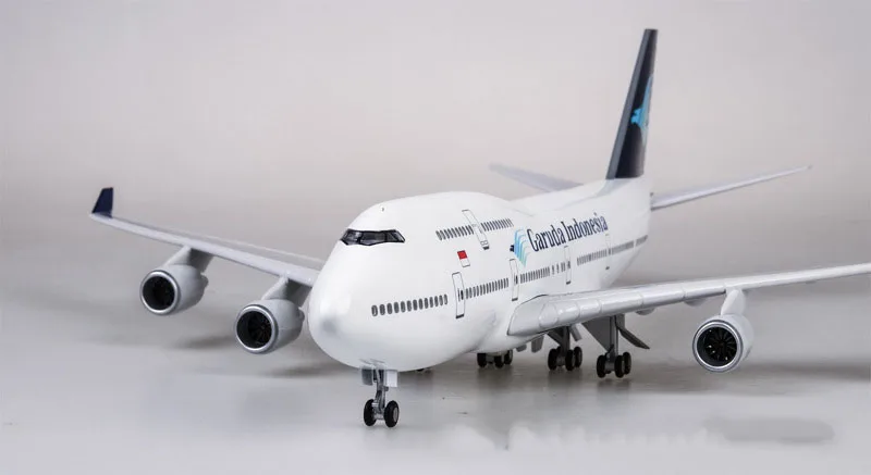 47 см 1/150 масштаб игрушечные модели самолетов Boeing B747 Garuda Indonesia модель самолета со светом и колесами Смола Пластиковый сплав самолет
