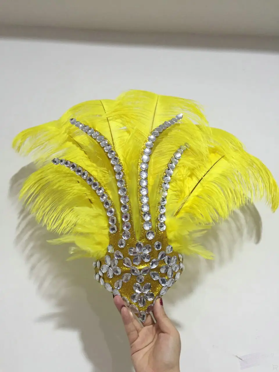 Белый черный синий красный перо головной убор для детей carnaval сценический головной убор для девочки - Цвет: design 1 yellow