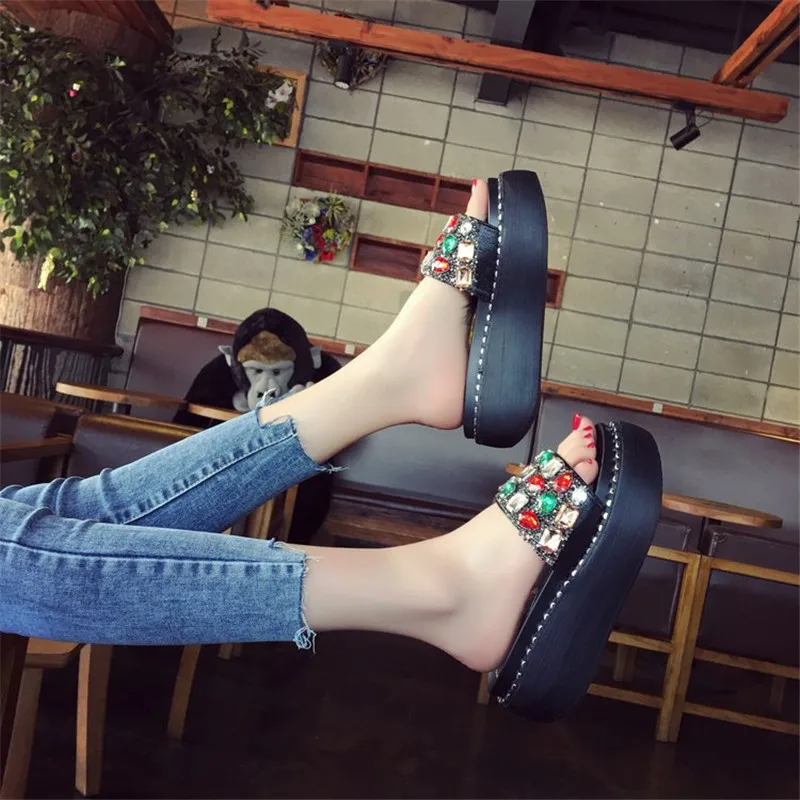 Тапочки на толстой рифленой подошве модные летние туфли для студентов яркие