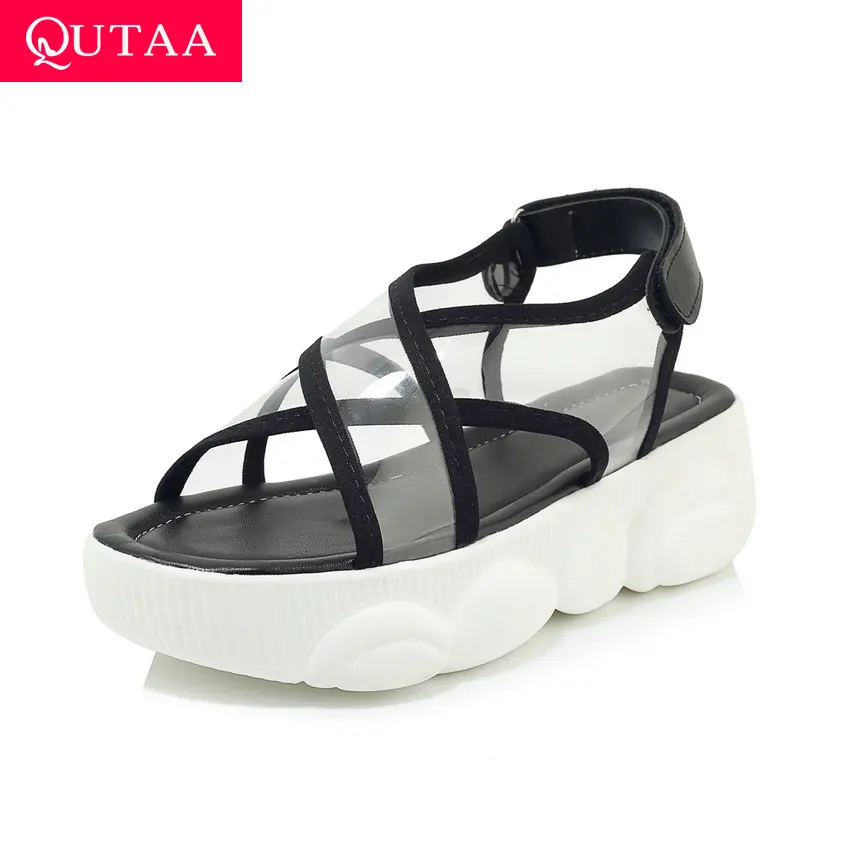 QUTAA/ г. Женские босоножки модная спортивная женская обувь из флока на прозрачной танкетке с открытым носком на застежке-липучке Размеры 34-43