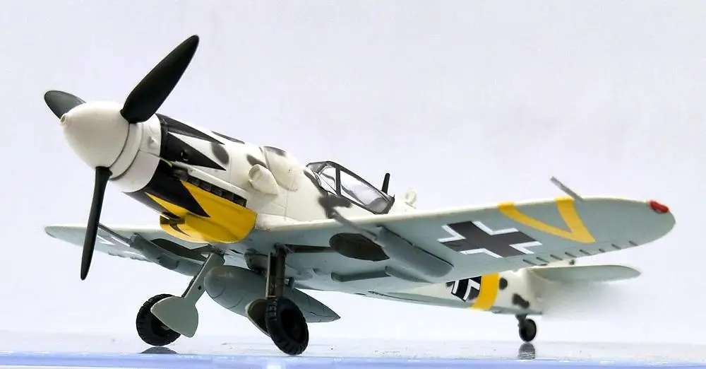 Немецкая BF109G-6 Второй мировой войны I. JG53 1945 Венгрия 1/72 самолет легкая модель |