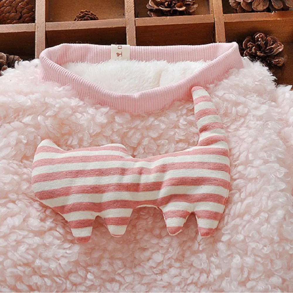 Красивая элегантная одежда для девочек с очаровательными глазами и логотипом