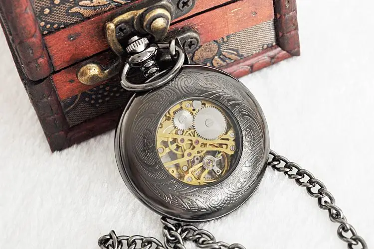 Antique Black Skull Handpiece Roman Numerals Mechanical Pocket Watch Vintage Steampunk Manual Winding Men's Watch with Chain