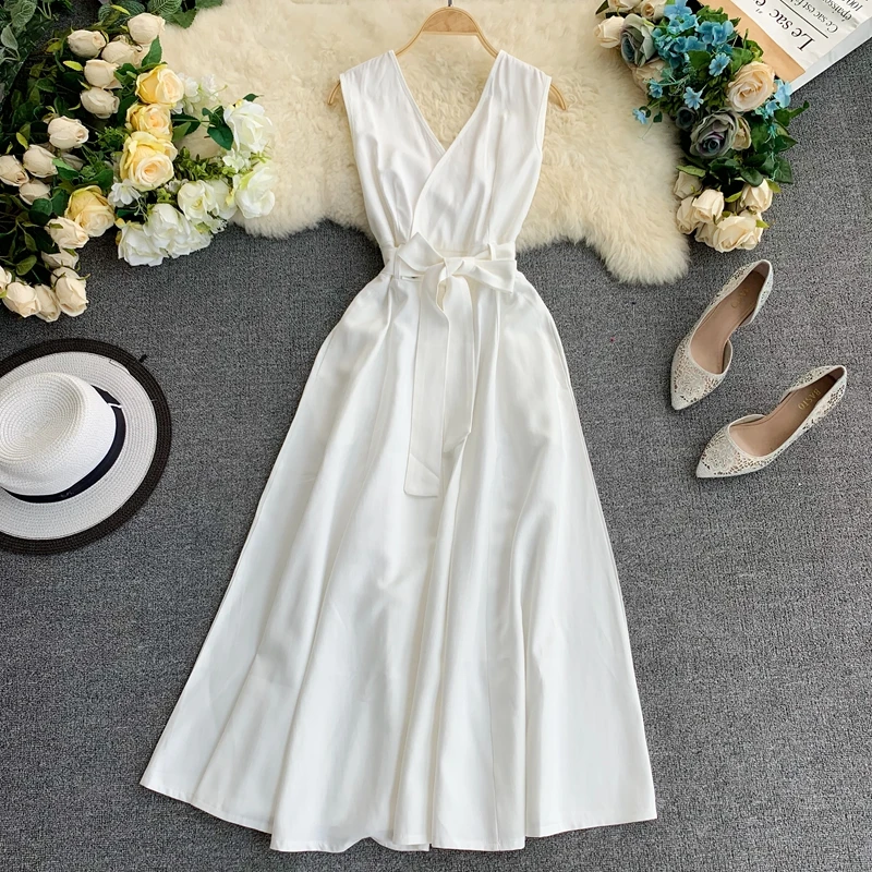 Женское платье на бретельках однотонное летнее в ретро стиле с треугольным