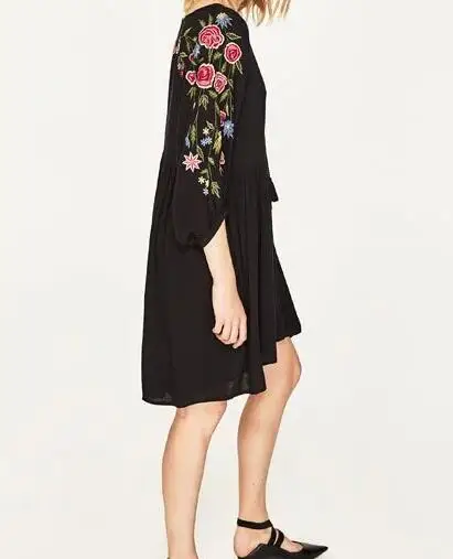 Женское платье с вышивкой короткое разноцветное круглым вырезом коротким