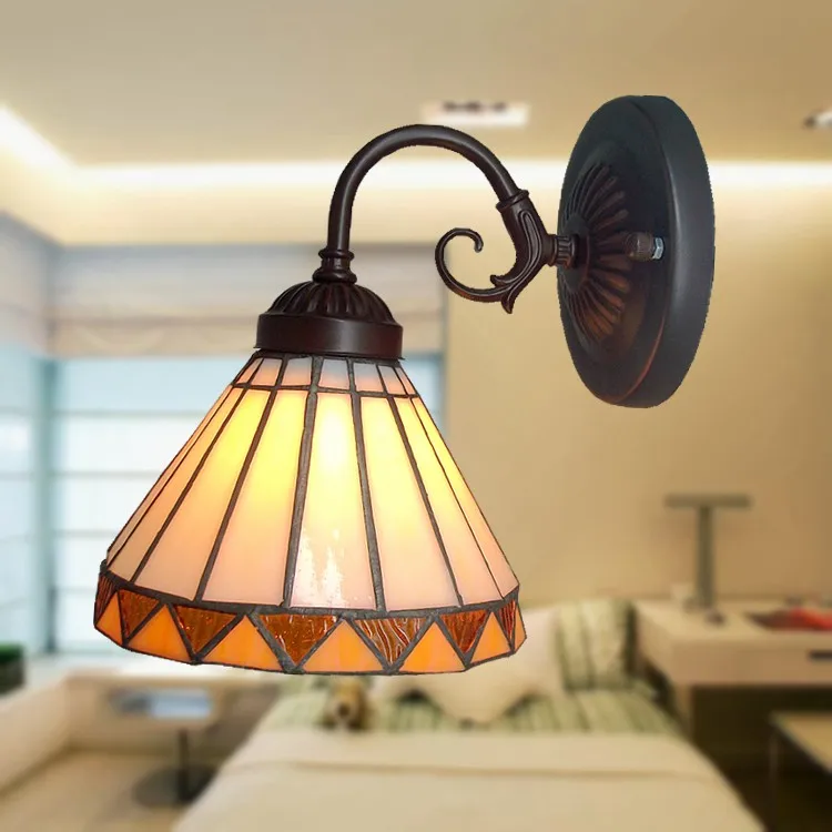 Современный простой стеклянный настенный светильник Tiffanylamp перед ванной