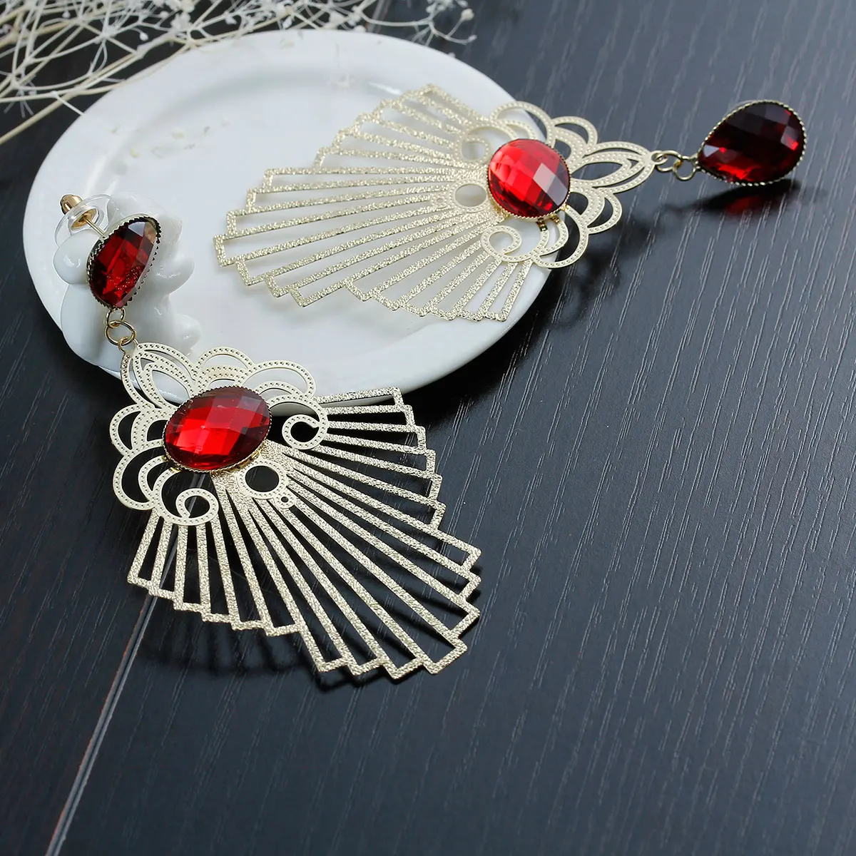 Doreen Box Copper Filigree Stamping Earrings Gold color Pattern Red Hollow W/ Stoppers 10mm x 56mm(2 2/8&quot) 2017 new | Украшения и