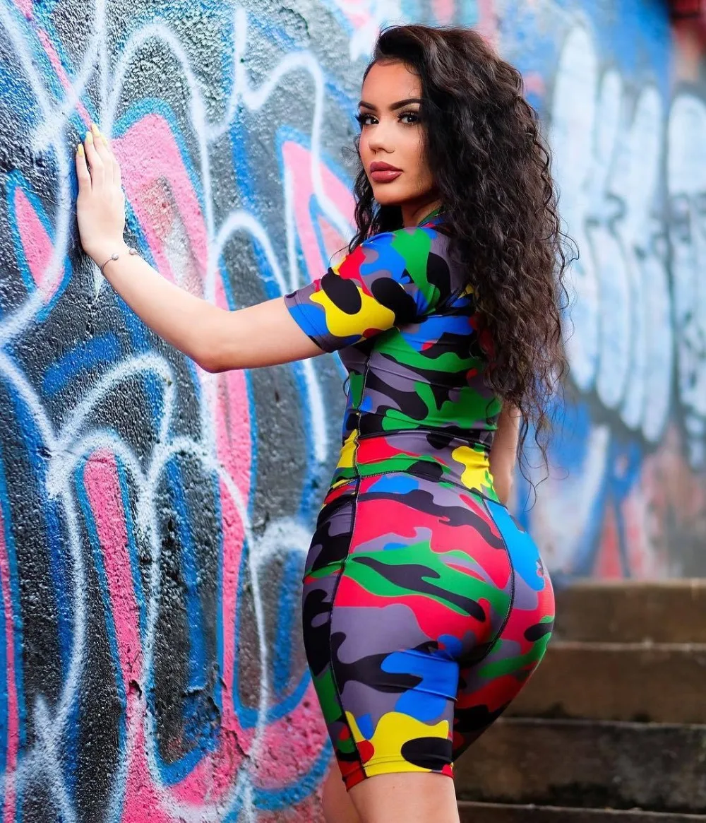Женский комбинезон с камуфляжным принтом короткий глубокий v образный вырез