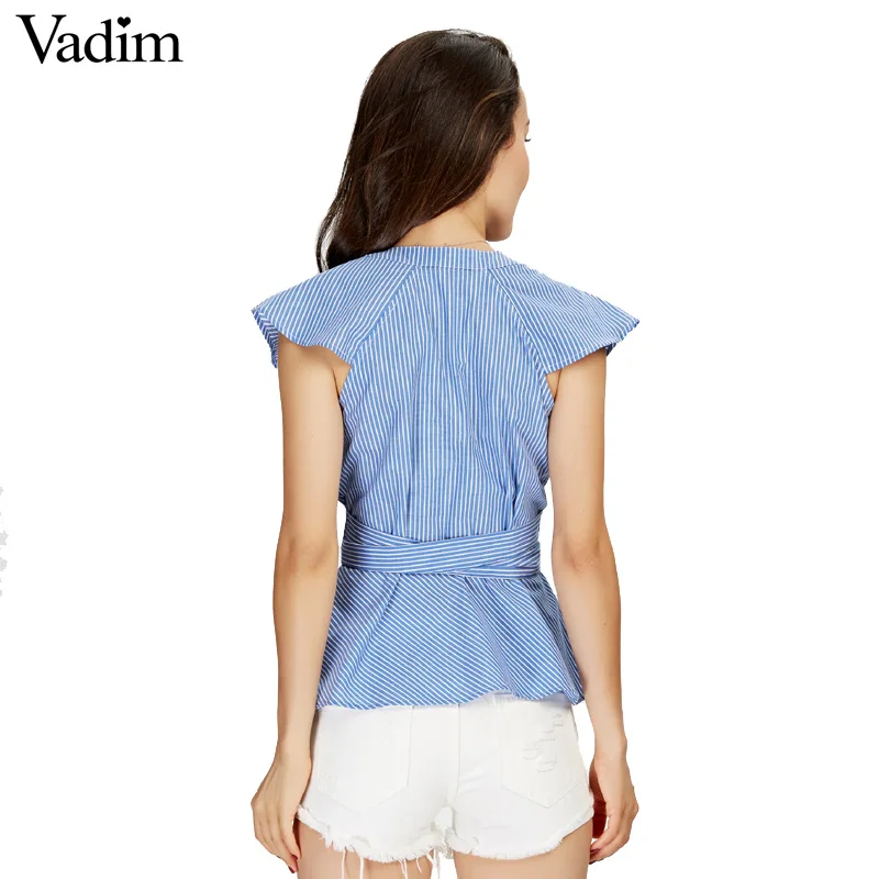 Женская блузка с коротким рукавом в полоску треугольным вырезом и поясом