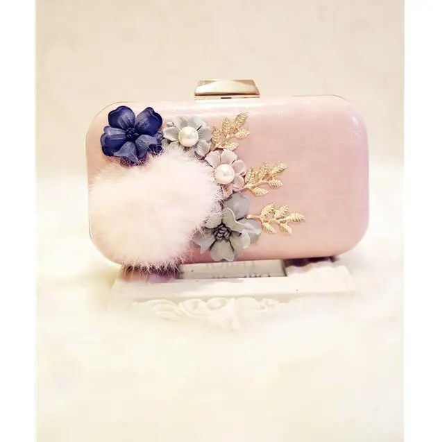 Женские сумочки на цепочке вечерние с аппликацией из меха украшенные цветами