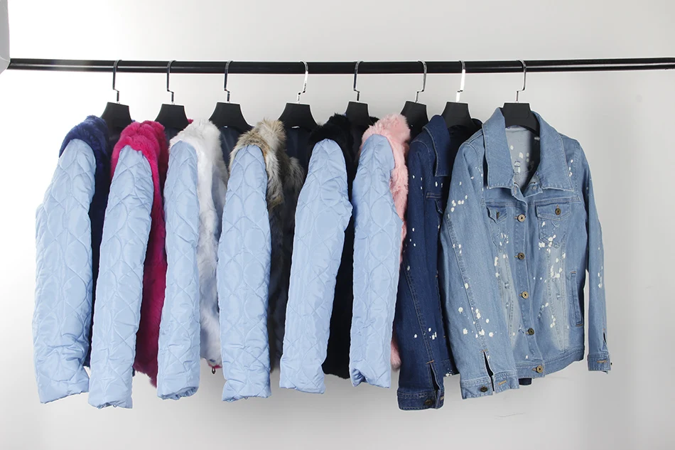 Женская джинсовая куртка с большим воротником из меха енота и толстой теплой