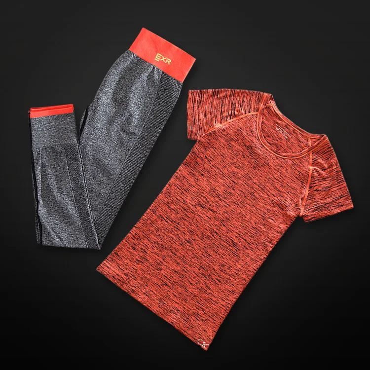 Женский спортивный костюм комплект из двух предметов: рубашка и капри для йоги