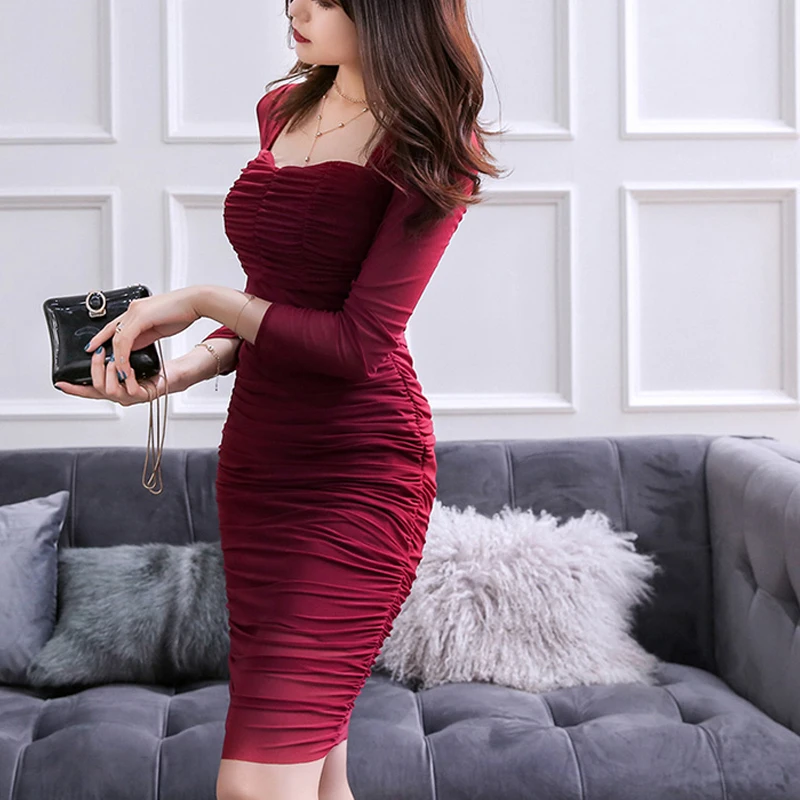 Соблазнительное однотонное облегающее платье с драпировкой и рюшами весна 2019