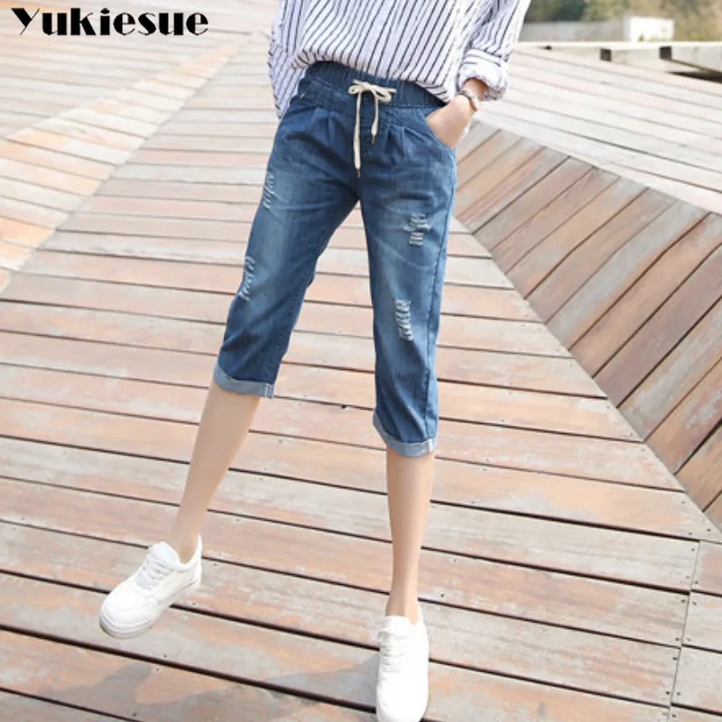 Джинсы-капри женские рваные с эффектом пуш-ап и завышенной талией | Женская