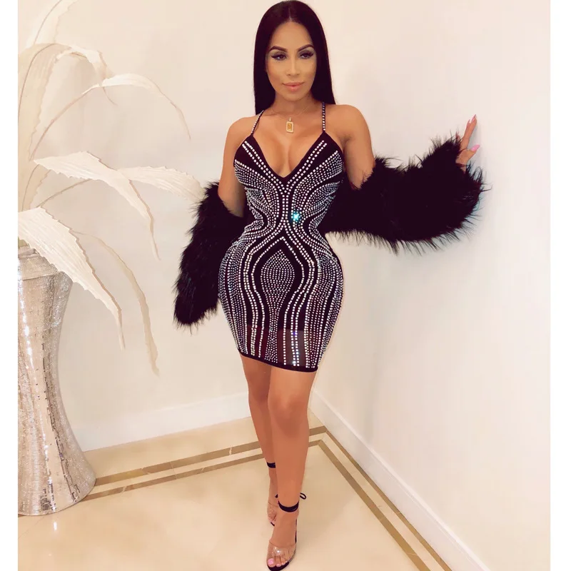 Популярные стильные женские короткие сексуальные платья без рукавов с v образным