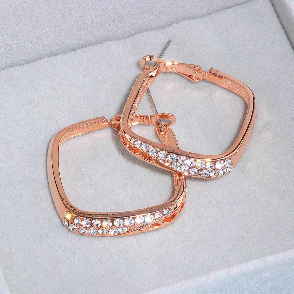 Фото Серьги-кольца женские квадратные розовое золото серьга-кольцо со стразами |