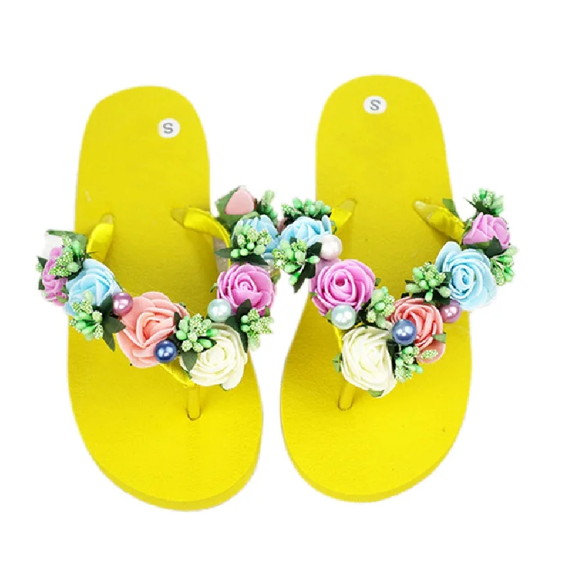 кувырок плюхается на открытом воздухе женщины домашние тапочки лук дом пляж