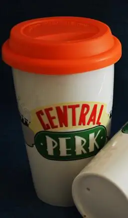Orange ТВ серии друзья Central perk Керамика кружки с силиконовой крышкой мультфильм Кофе чашка для молока, чая Коллекционная комиксов большой емкости костяного фарфора чашки подарок - Цвет: Orange
