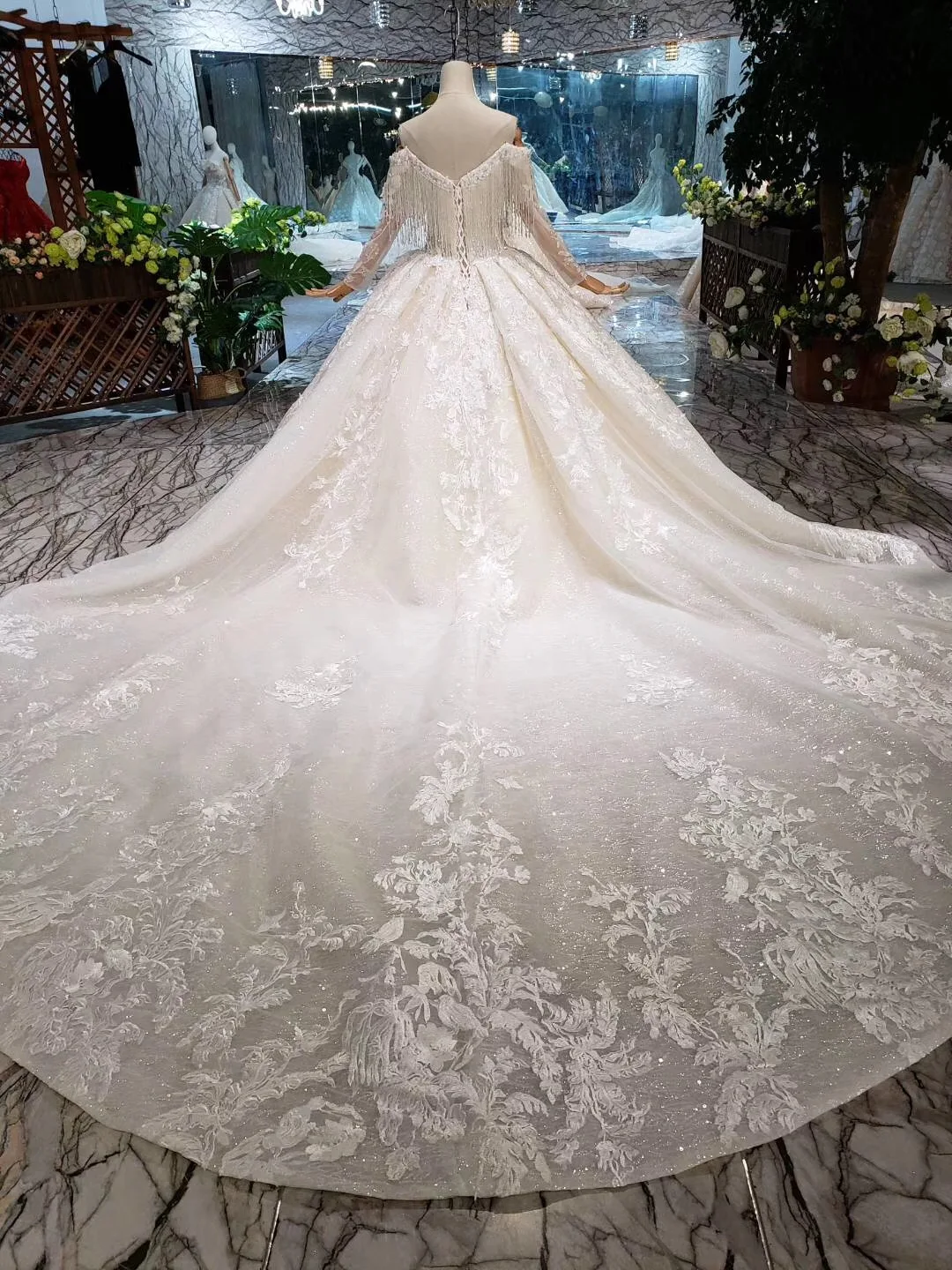 Кружевное свадебное платье с аппликацией бальное открытыми плечами винтажное