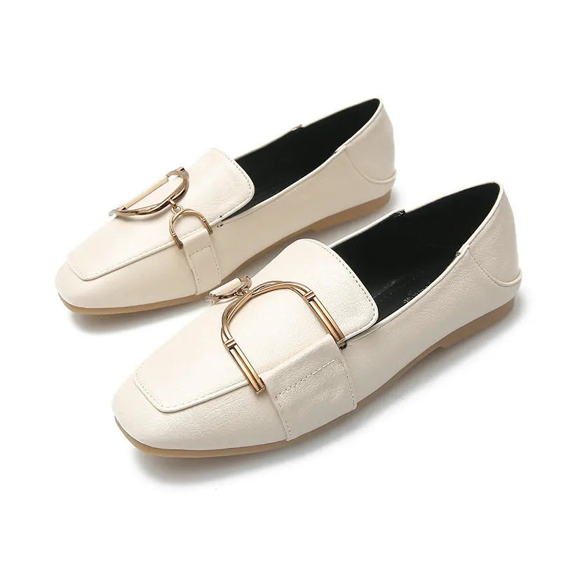Женские туфли на плоской подошве из мягкой кожи с металлическим украшением без