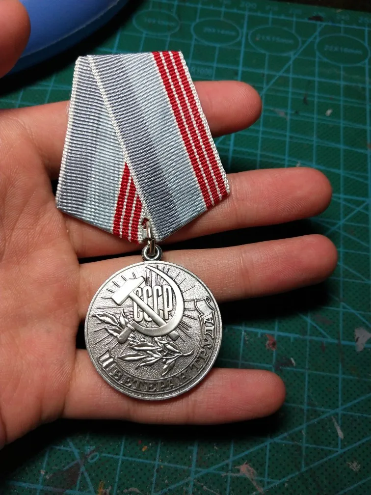 Советская медаль, медальон, медное покрытие, серебро, металлические значки, листья дуба, вечерние, эмблема, СССР, брошь, булавка, старая с белой коробкой