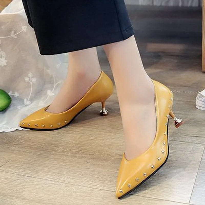 Escarpins femme 2018 Осенняя мода Новые однотонные с заклепками пикантные туфли на тонком
