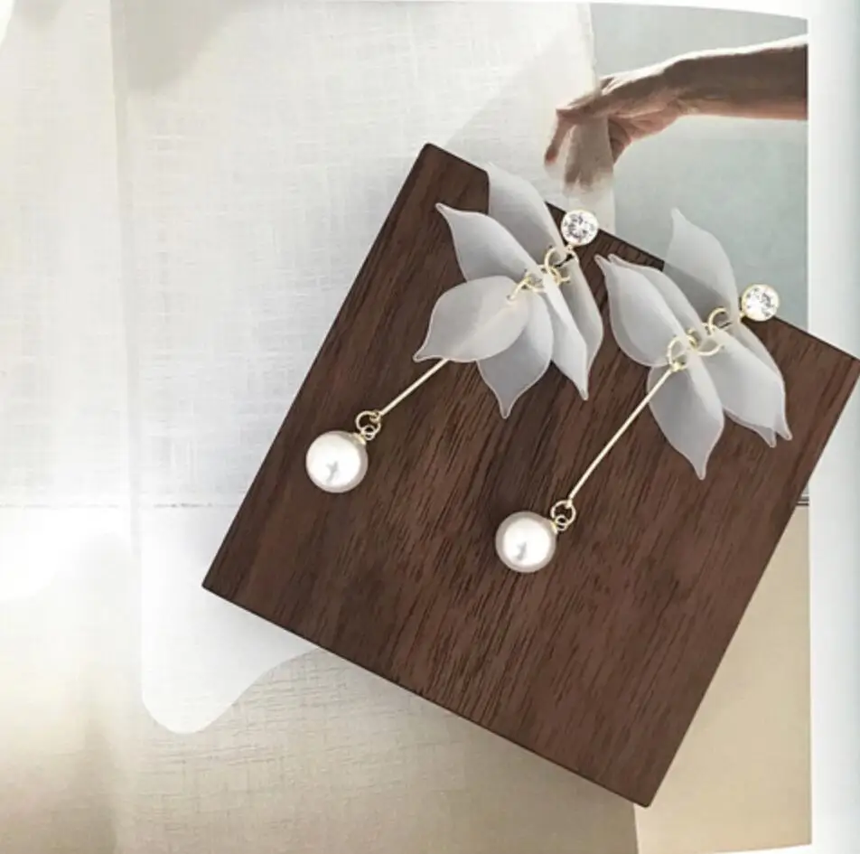 Новинка 2018 милые темпераментные длинные белые серьги-гвоздики с подвесками в