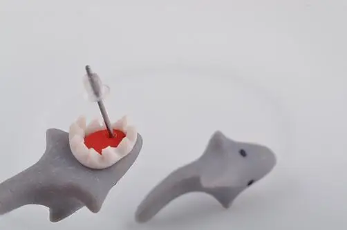 Женские серьги-гвоздики ручной работы из полимерной глины крокодил Акула