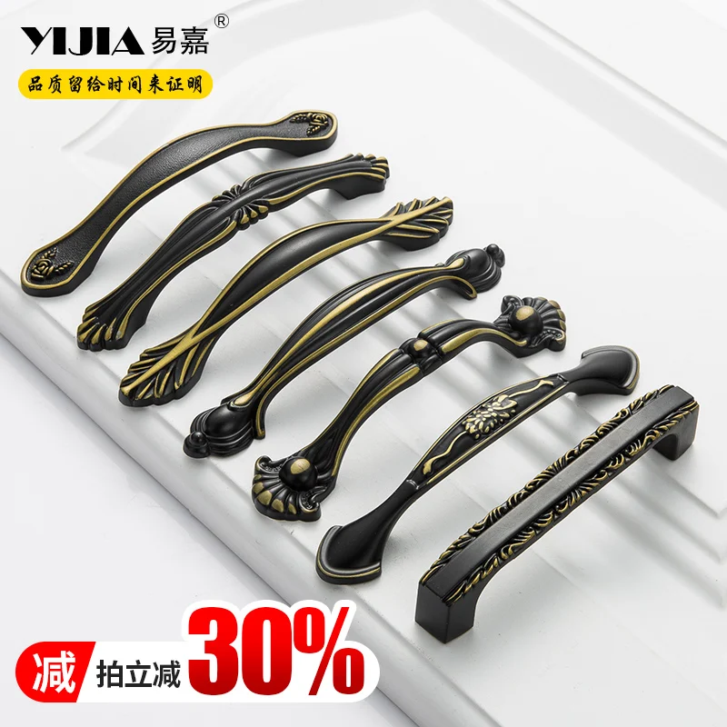 Классическая ручка и черный ящик винтажный гардероб античная дверная простой