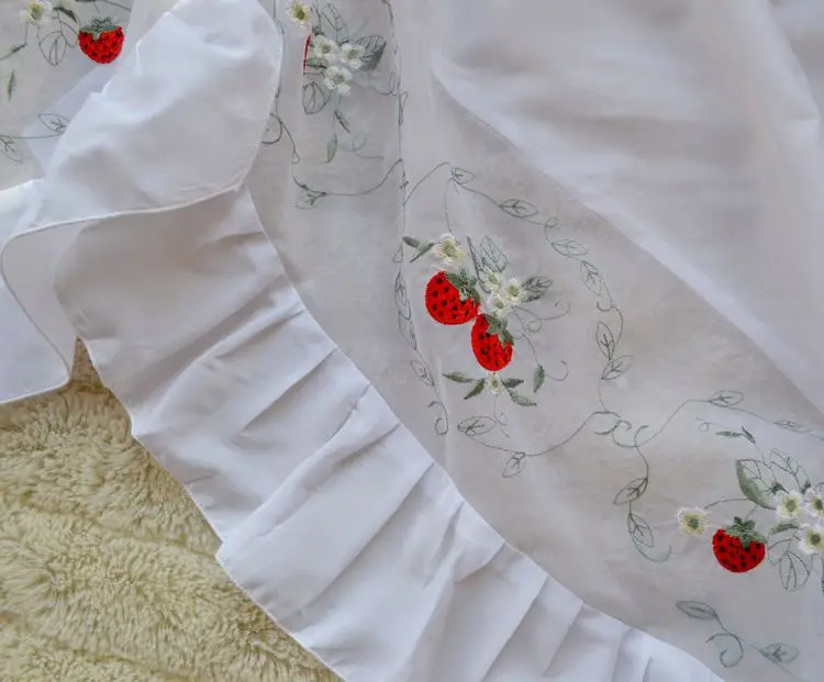 Декоративная занавеска с вышивкой клубники Короткая для кухни белая палочка