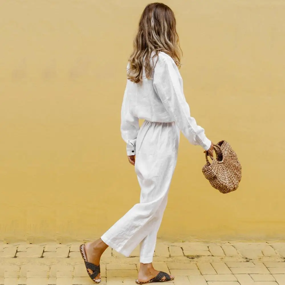 Женский костюм с шортами облегающий хлопковый треугольным вырезом и пуговицами