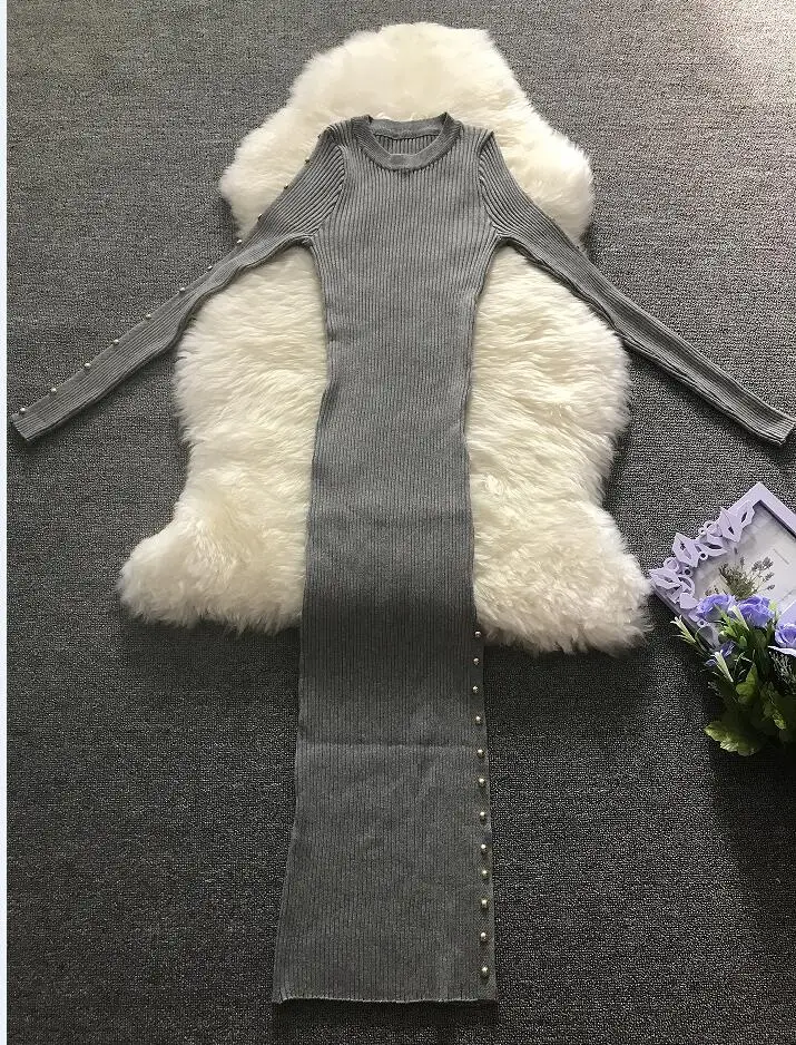 Женское трикотажное платье-макси с длинным рукавом и заклепками осенне-зимнее