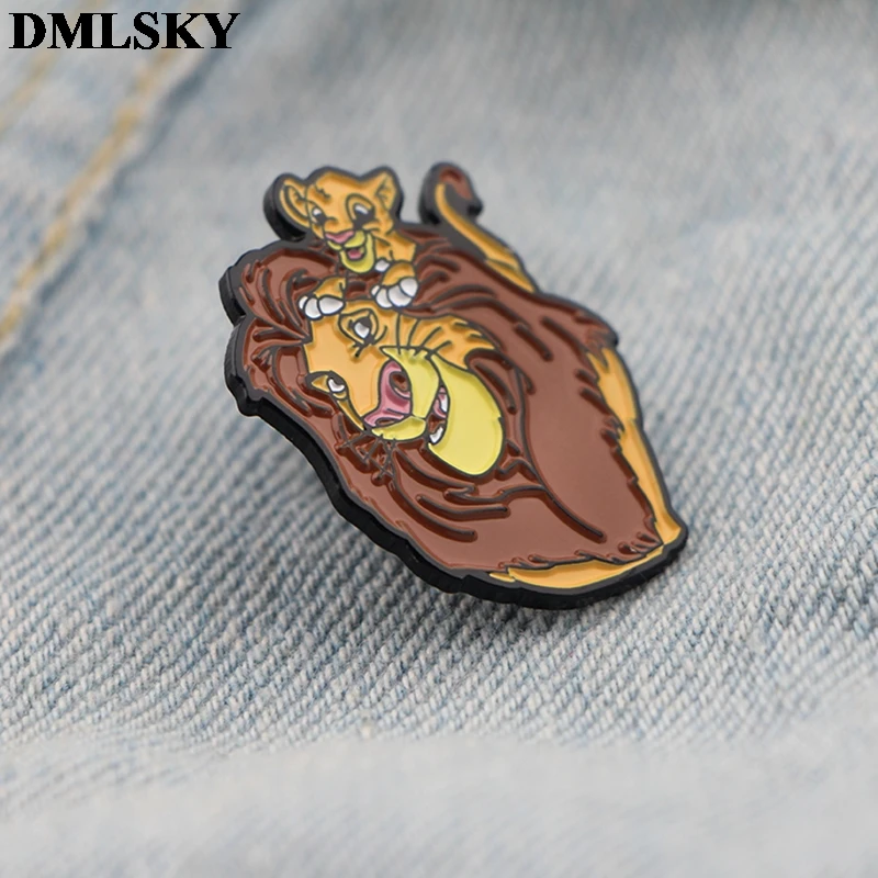 DMLSKY модные эмалированные Броши с изображением короля льва из мультфильма для женщин и мужчин значок для рюкзака джинсовая булавка M3671