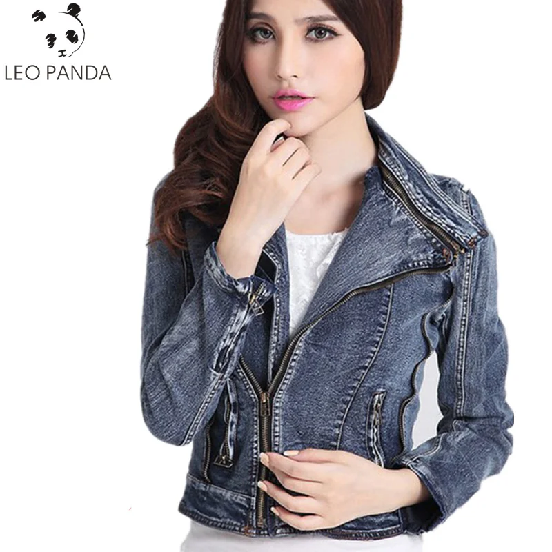 Женская короткая джинсовая куртка светло-голубая из эластичной ткани с коротким