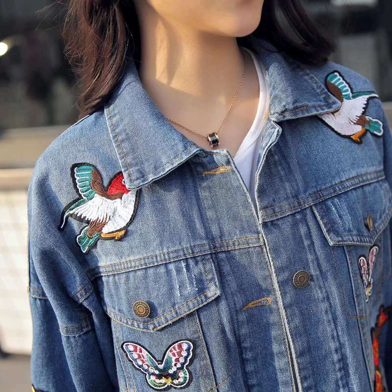 Женская джинсовая куртка с вышивкой тигра однобортная Базовая отложным