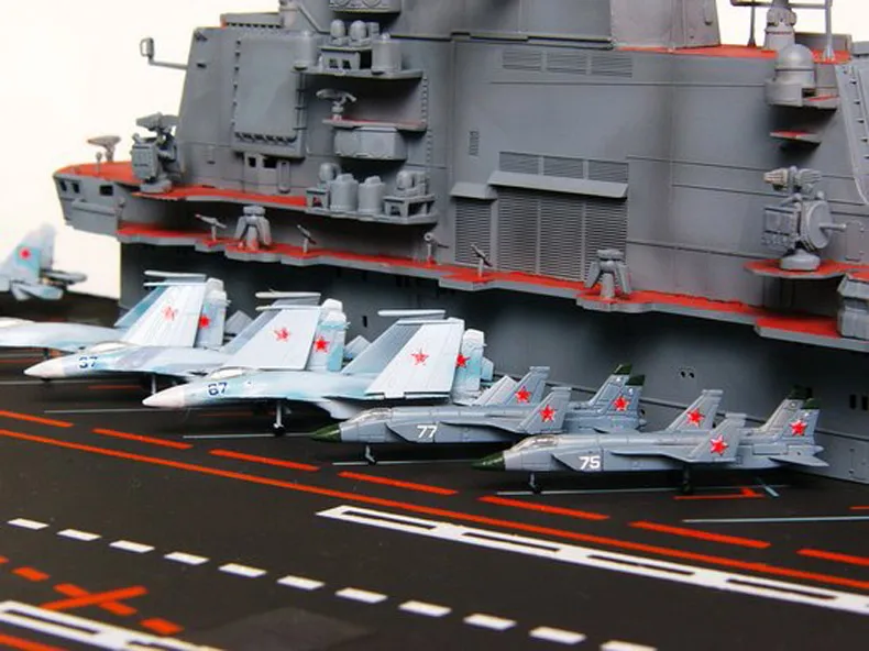 Трубач 1/350 масштабная модель 05606 российский ВМФ "Кузнецов" самолет карьера