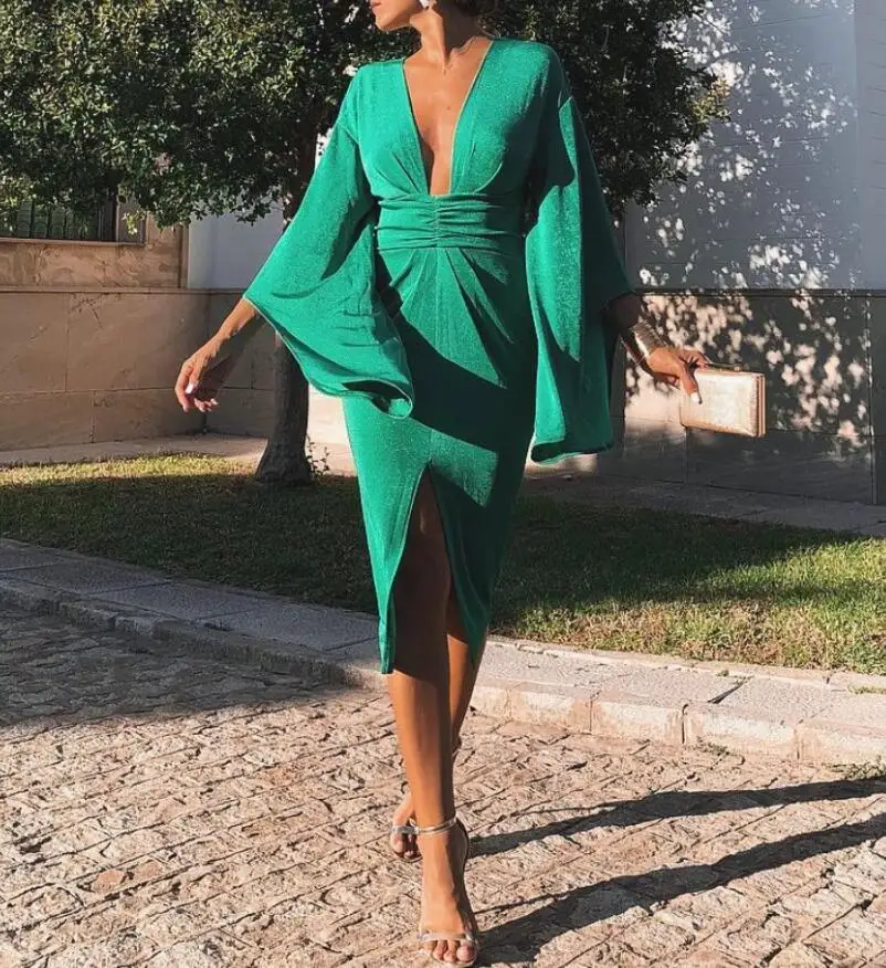 Женское платье туника зеленое облегающее средней длины с глубоким треугольным