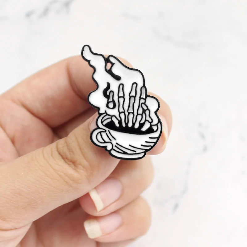 Неоготическая брошь в виде кофейной чашки со скелетом для разбуждения мёртвых