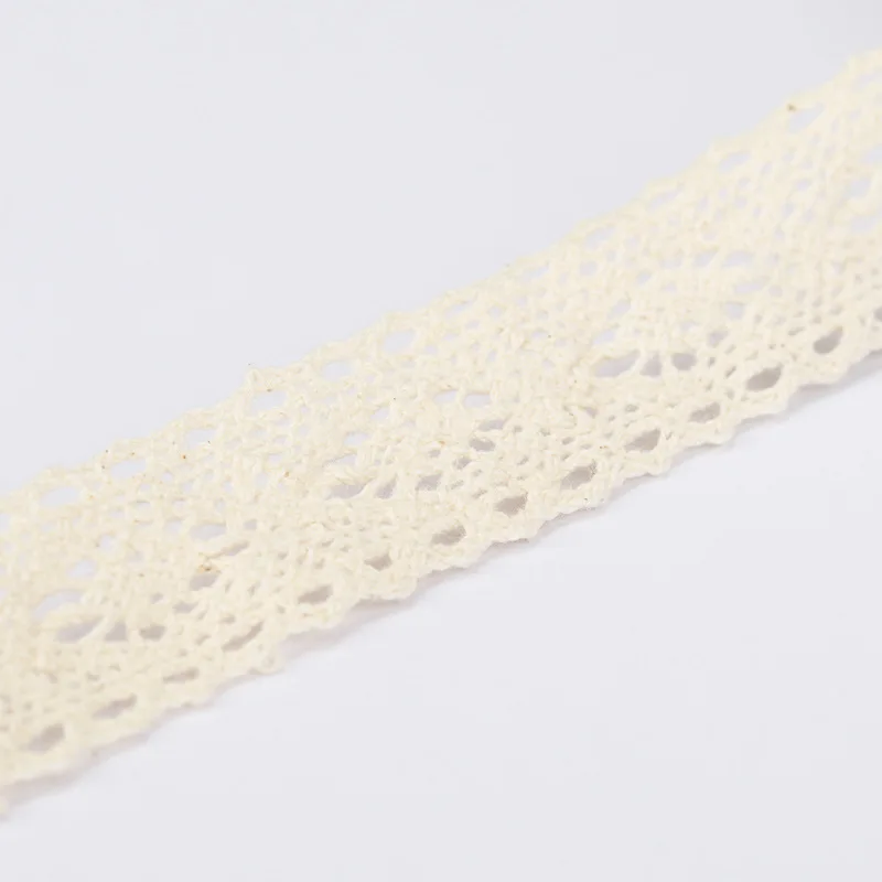 Женский кружевной шарф элегантный длинный с жемчужной подвеской бежевый черный