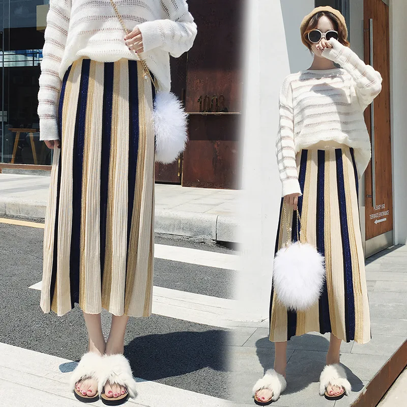 Полосатая плиссированная блестящая трикотажная длинная юбка с высокой талией