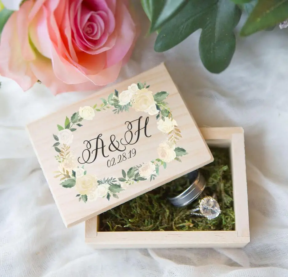 Деревянная коробка для свадебных колец с индивидуальными наименованиями