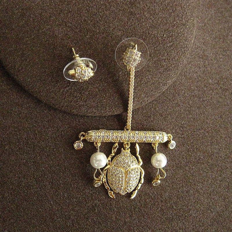 Модные ассиметричные серьги в форме жука с фианитом ААА Свадебные/вечерние